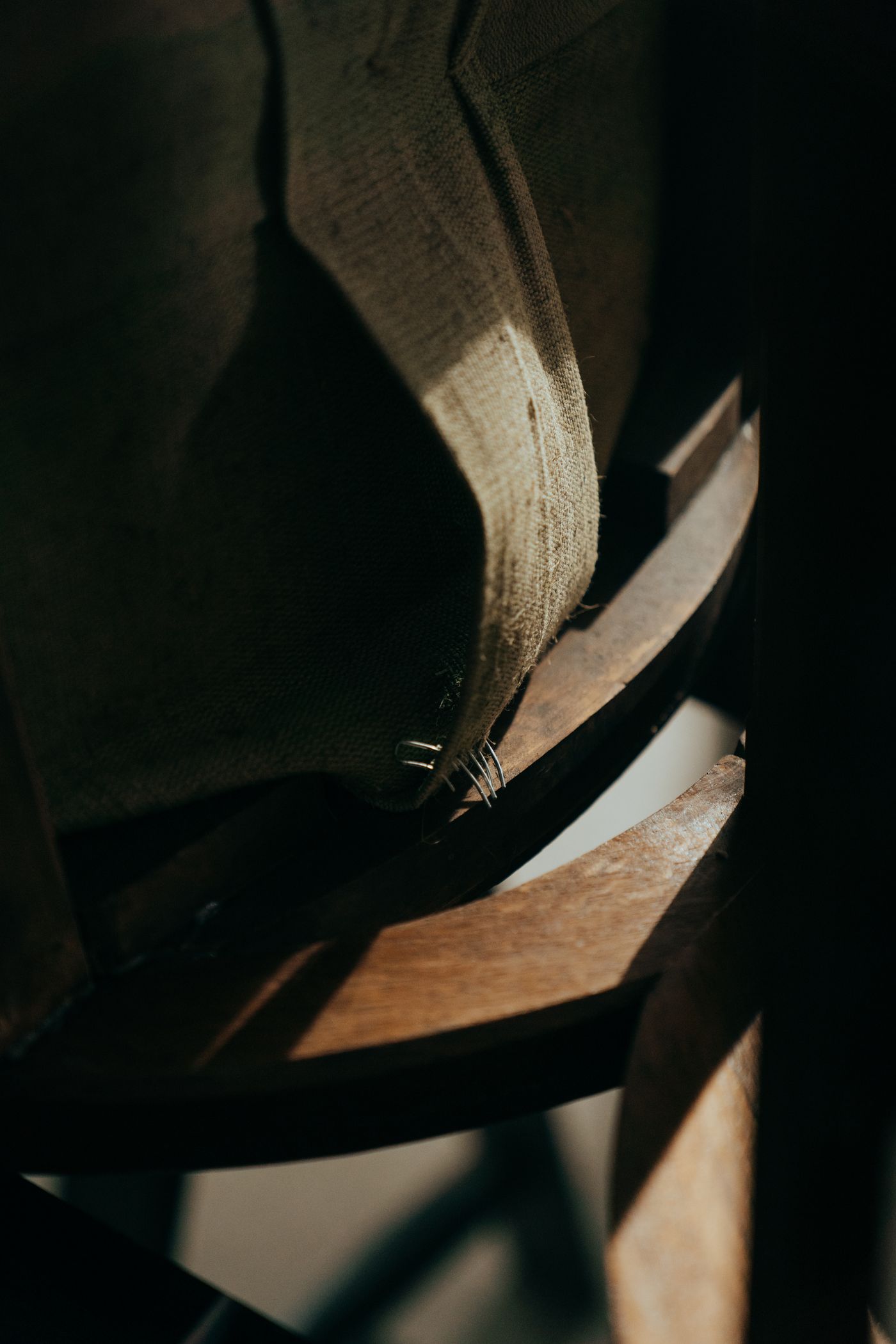 Detail einer restaurierten Polsterarbeit an einem Stuhl
