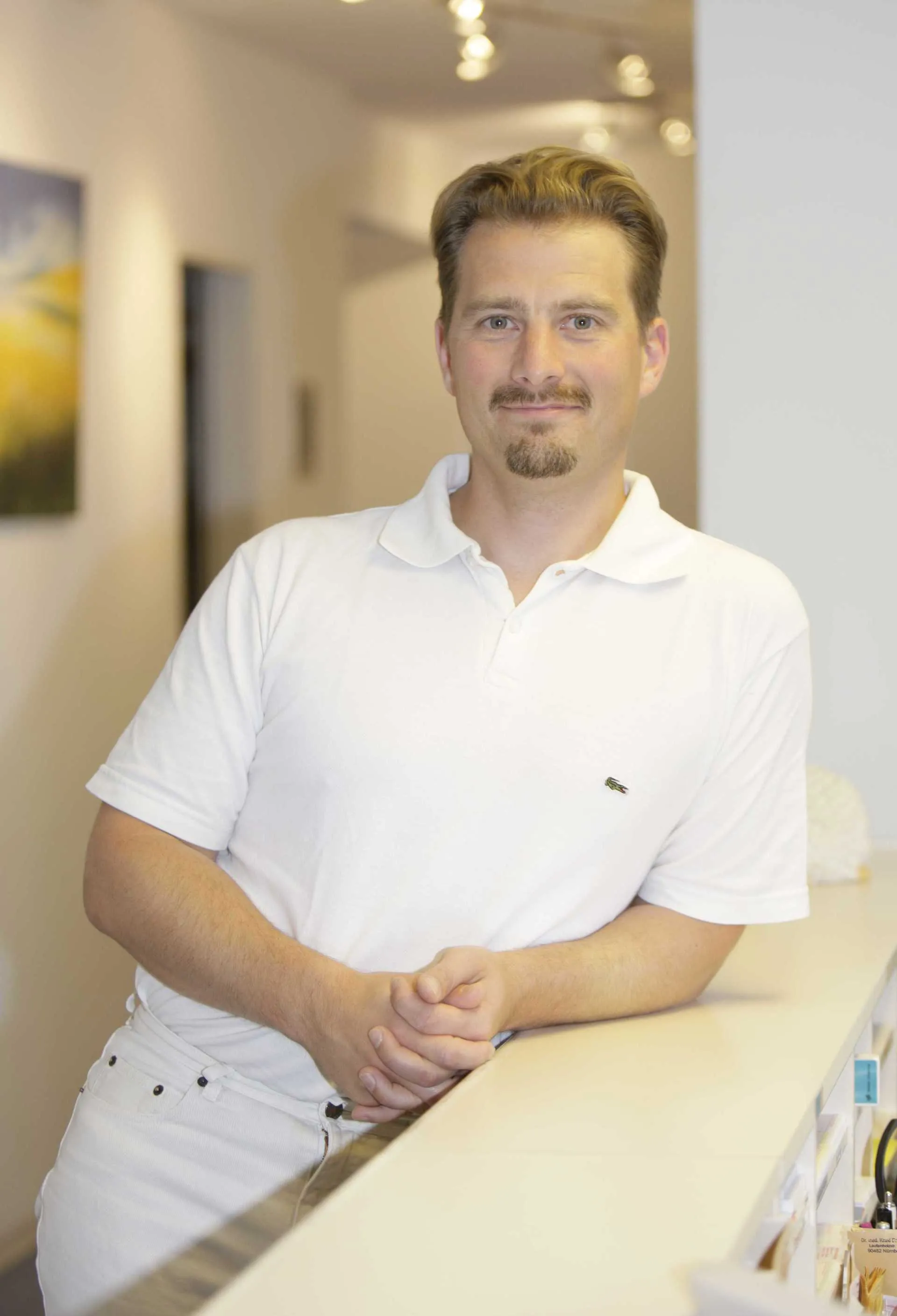 Dr. med. Knud Braeske in seiner Praxis