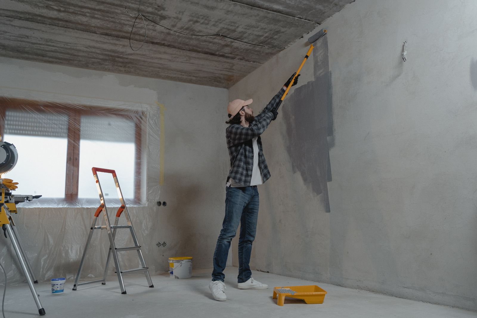 Handwerker bei Arbeiten im Innenausbau
