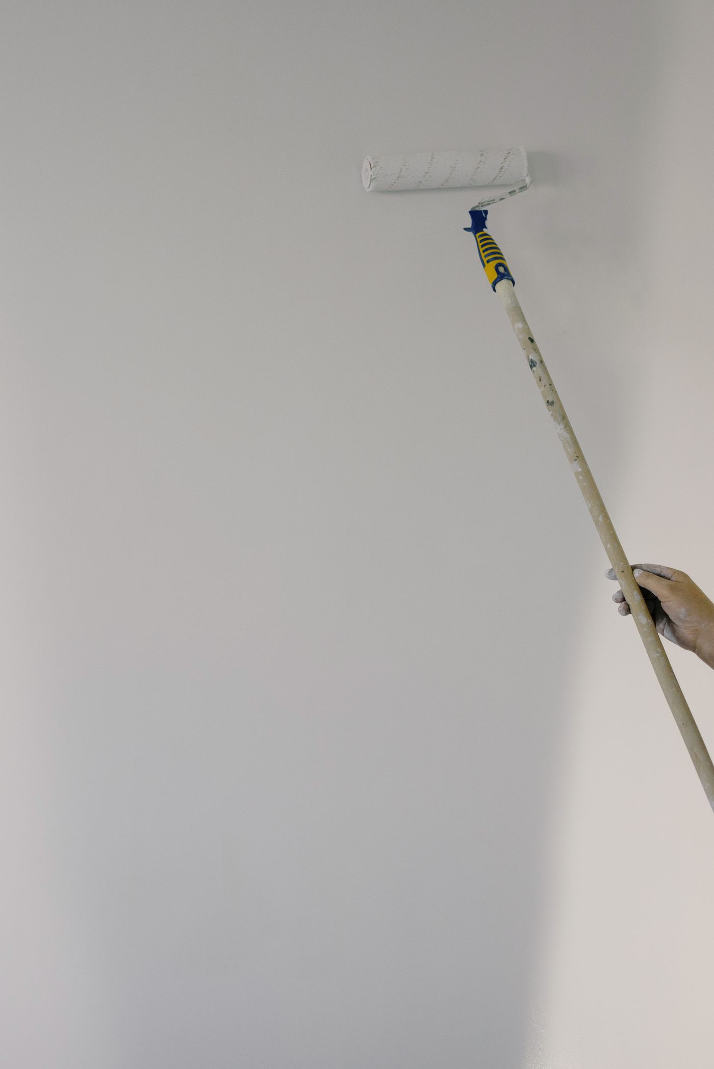Handwerkliche Renovierungsarbeit in einem Innenraum