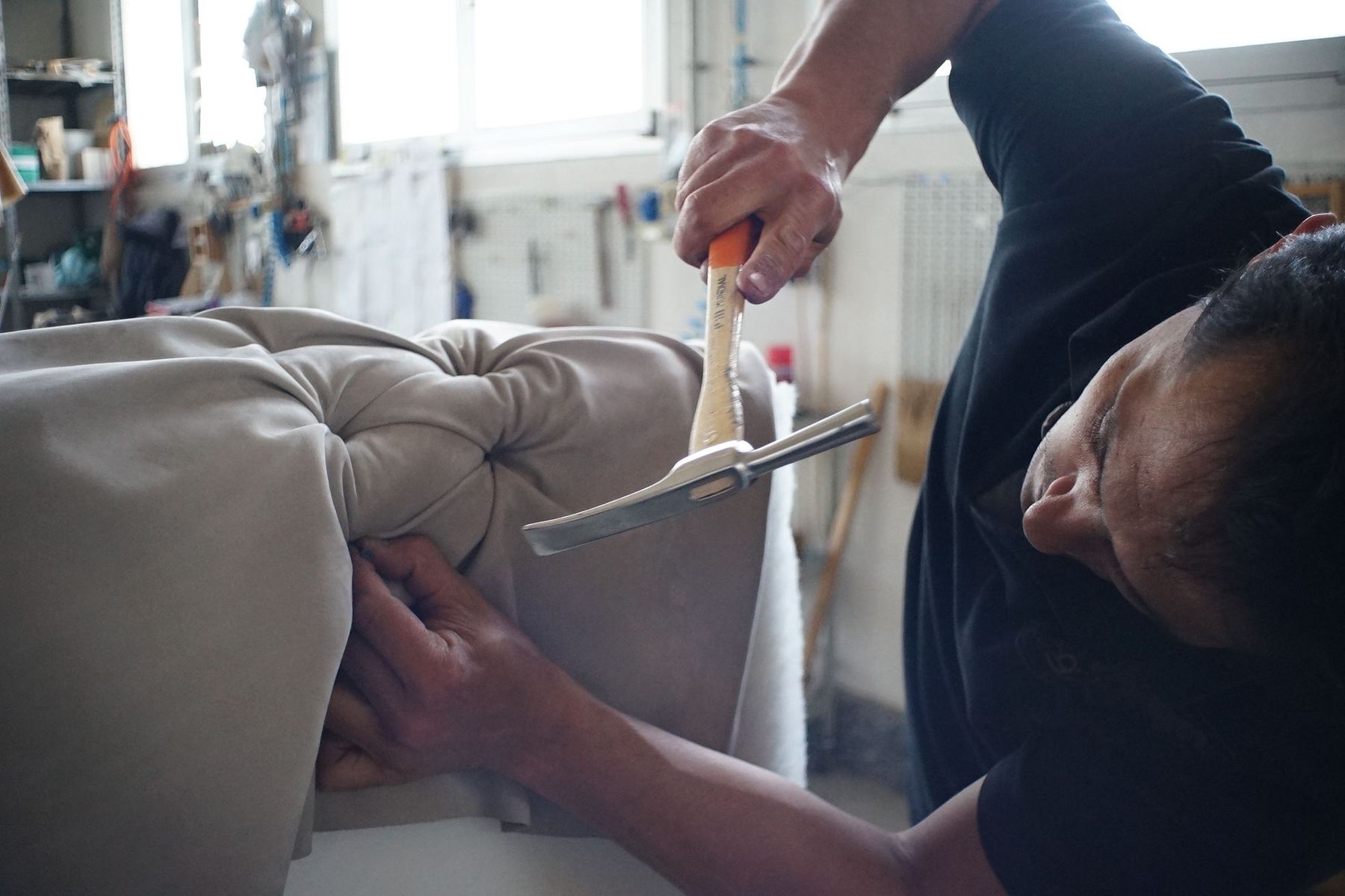 Polsterhandwerk an einem Sofa